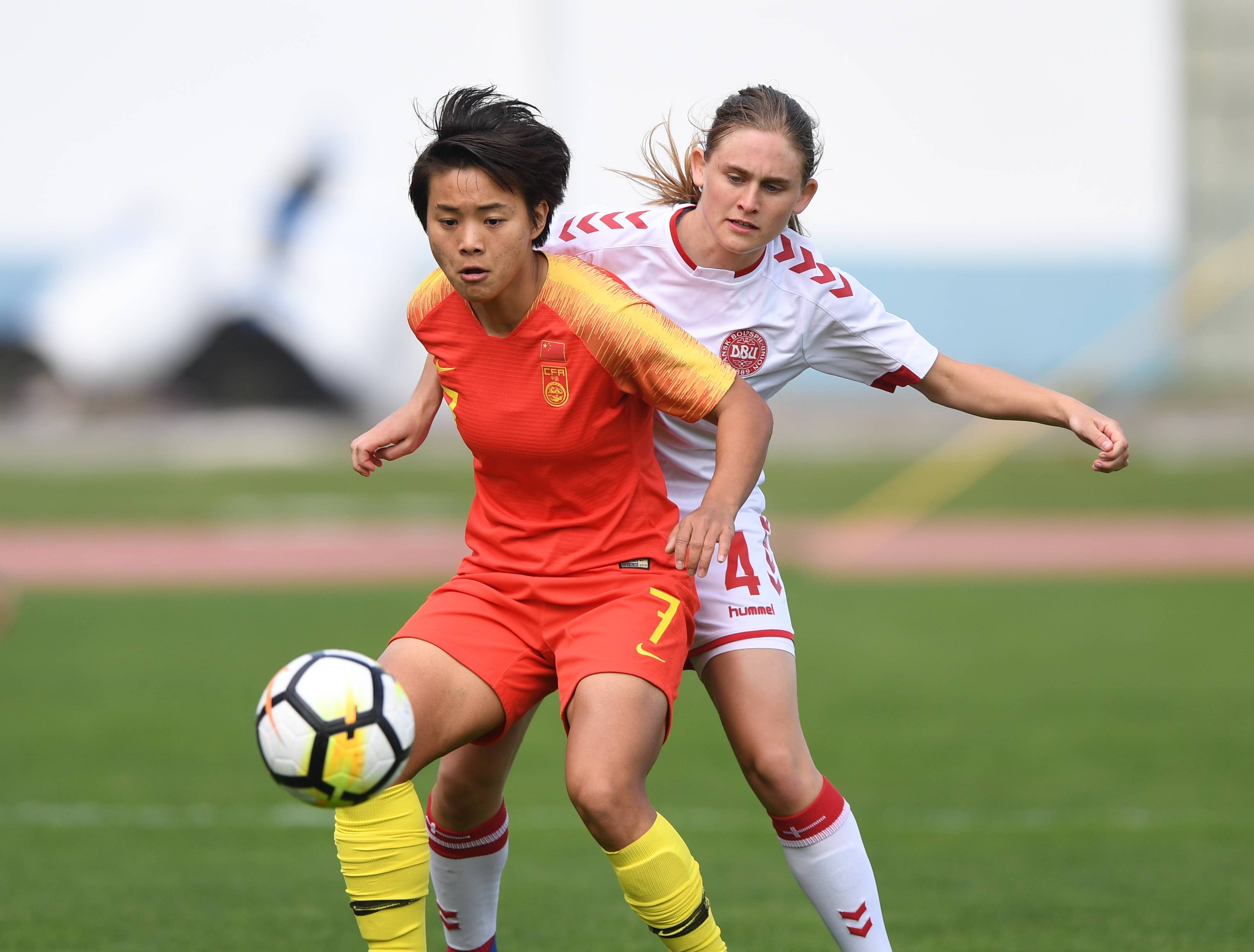 国内女足选手在赛场上尽显实力