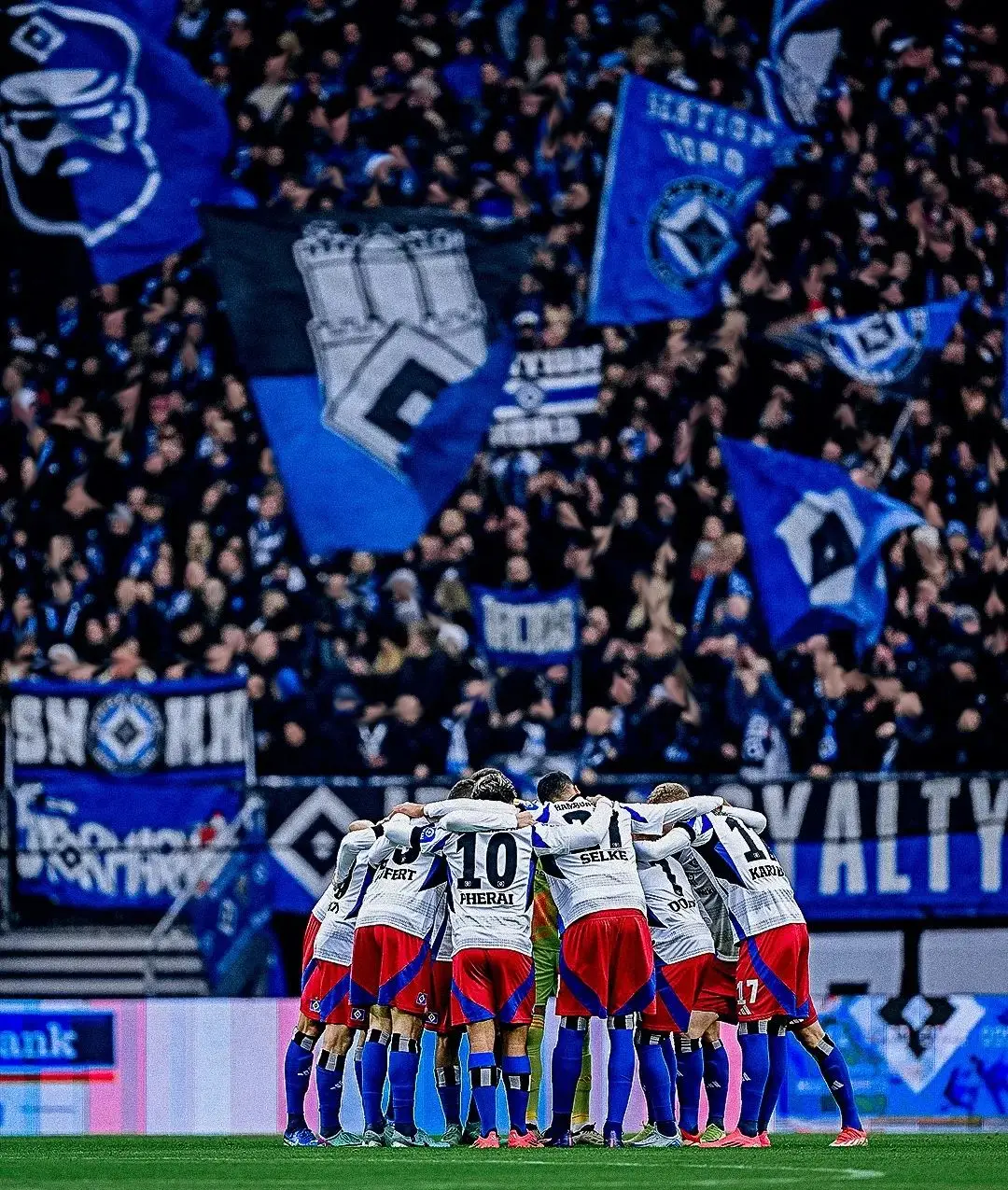 汉堡球迷为球队备战未来比赛加油