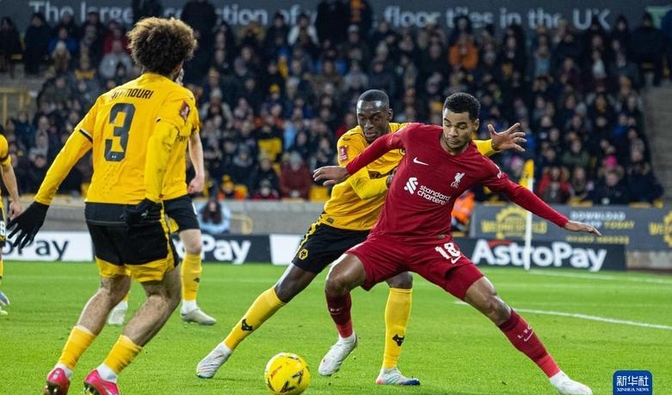 包含热刺遭遇利物浦逆转，失去登顶机会的词条