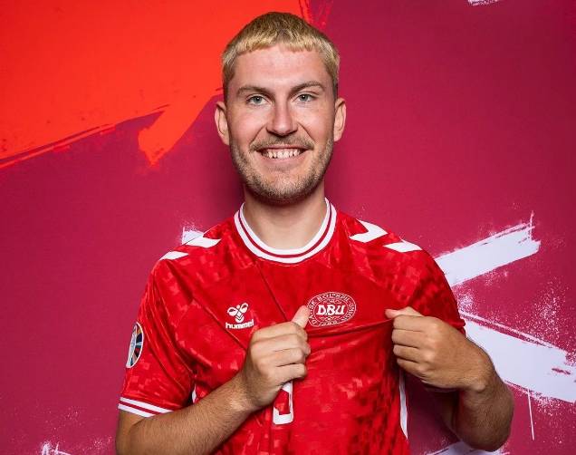 包含科索沃队取得出人意料的胜利，晋级欧洲杯四分之一决赛的词条