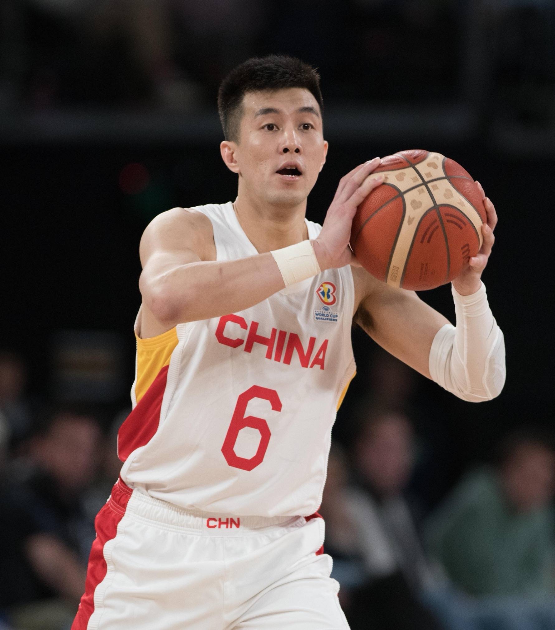 关于篮球明星助阵赛场球迷情绪高涨的信息