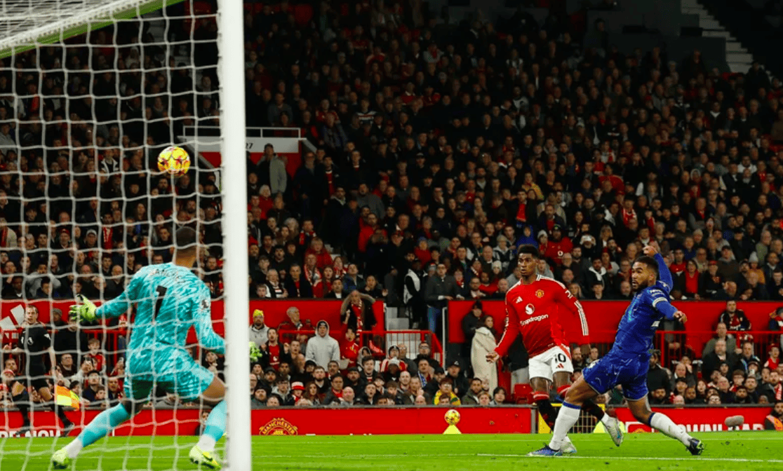 曼联客场大胜，全队庆祝重返胜轨的简单介绍